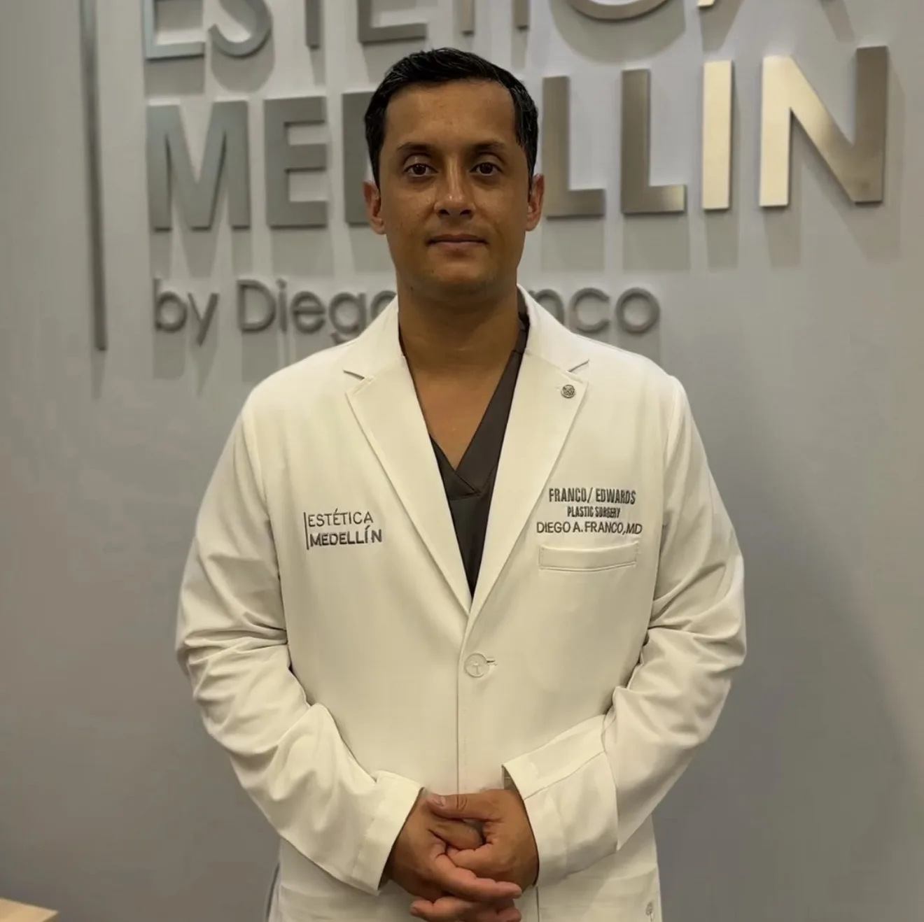El Dr. Diego Franco, cirujano plástico certificado en Medellín, Colombia